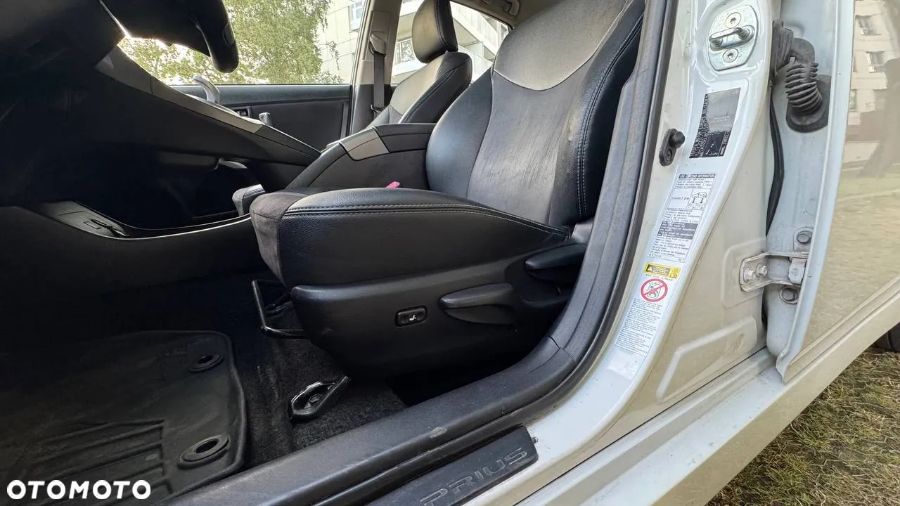 Toyota Prius (Hybrid) Executive - 18