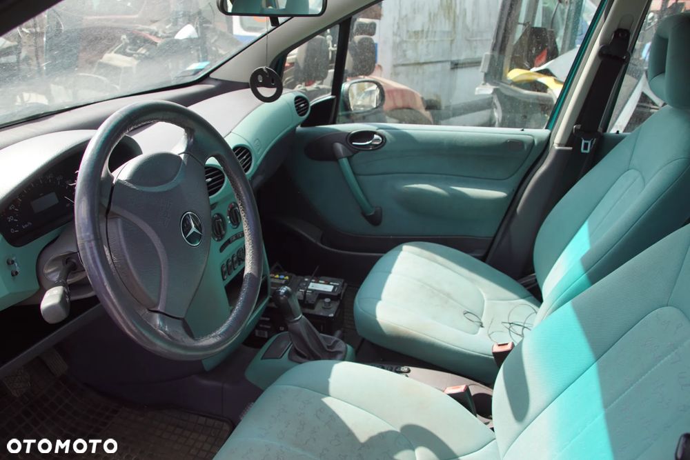 Auto na części - Mercedes A-Klasa W168 1.4 82 KM 166940 716501 282 1998R Silnik Skrzynia Drzwi Maska Błotnik Klapa Zderzak Lusterko Lampa Klamka Szyba Deska Kokpit Sterownik Moduł Czujnik Licznik Panel Kierownica - 11