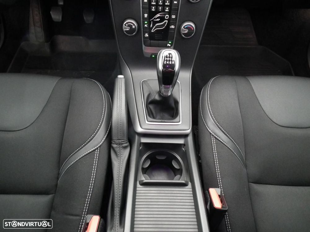 Volvo V40 2.0 D3 Momentum - 18