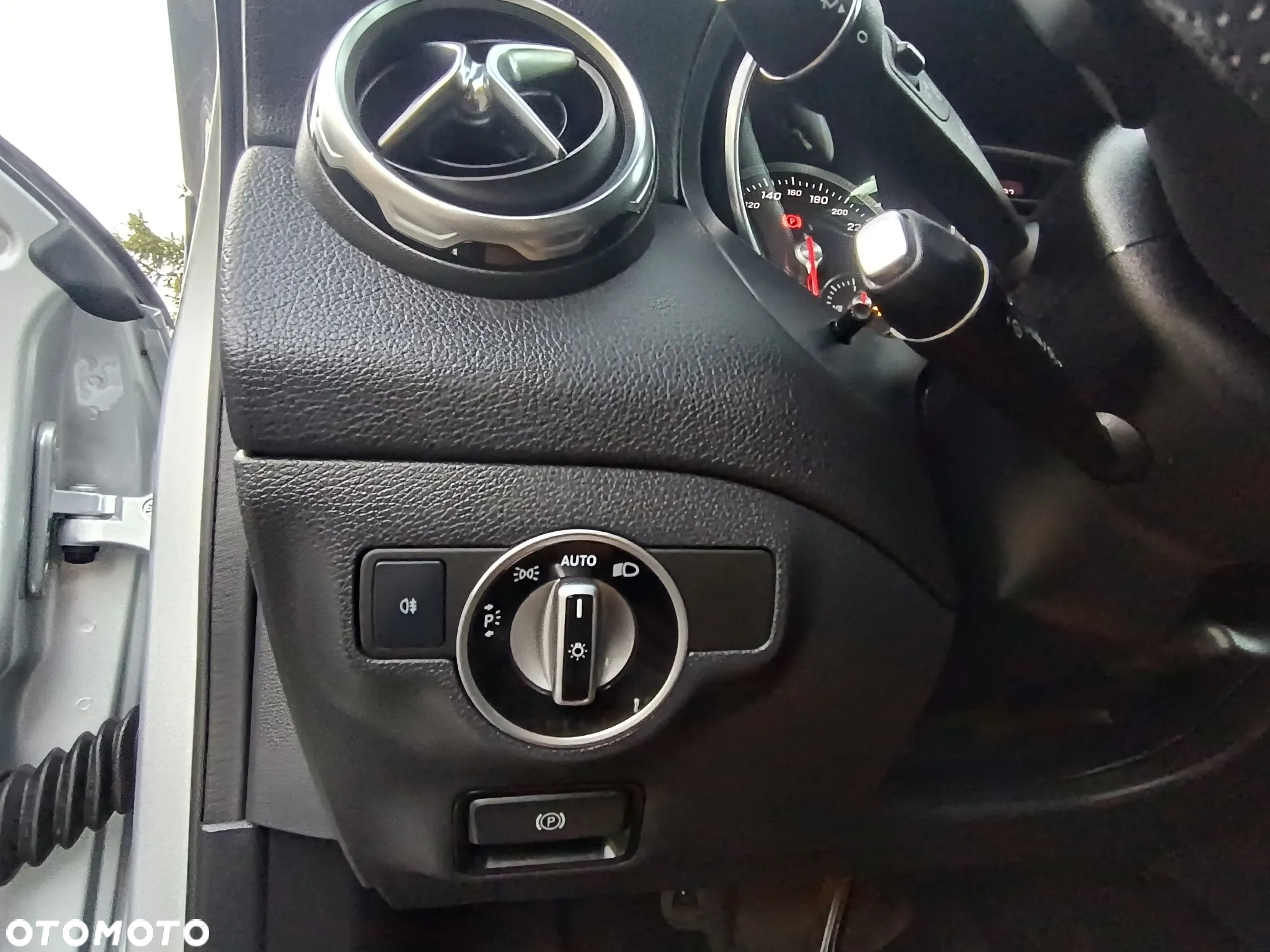 Mercedes-Benz GLA 200 7G-DCT UrbanStyle Edition - 25