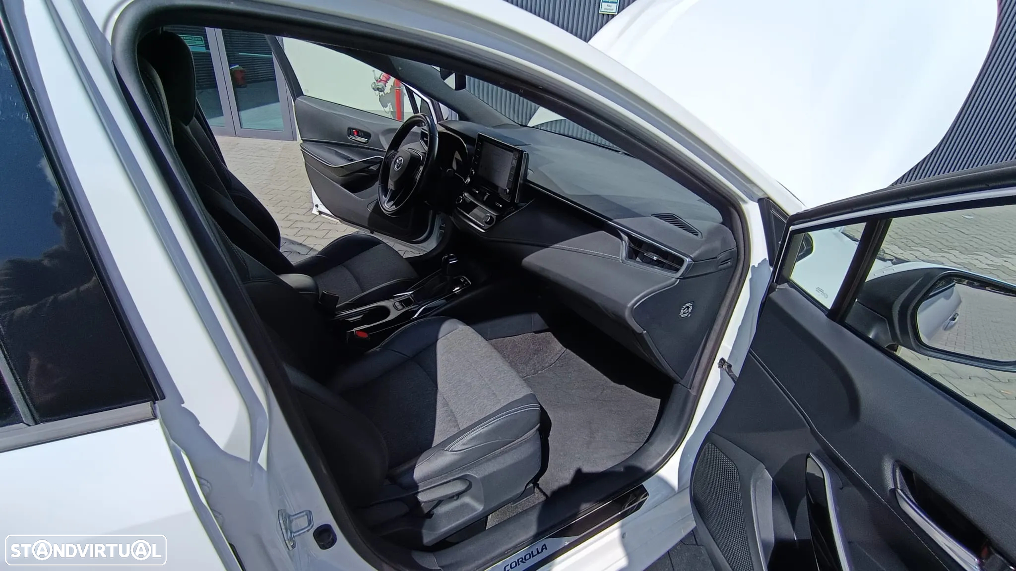 Toyota Corolla 1.8 Hybrid Exclusive - 9