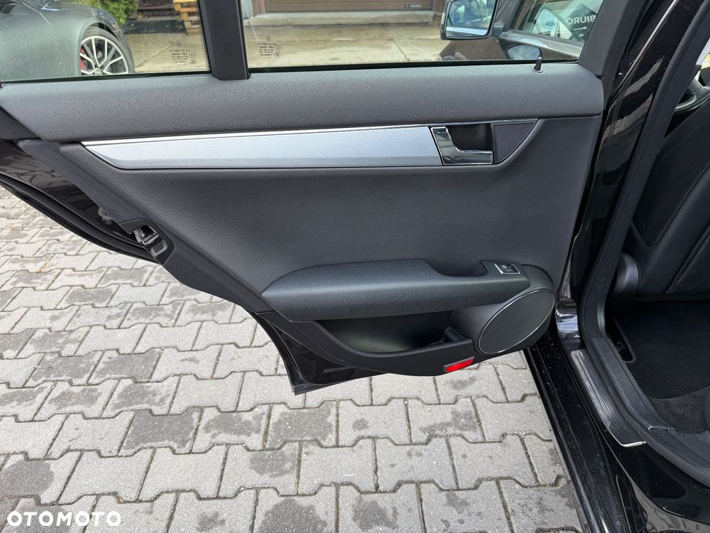 Mercedes-Benz Klasa C 180 CGI BlueEff Avantgarde - 13