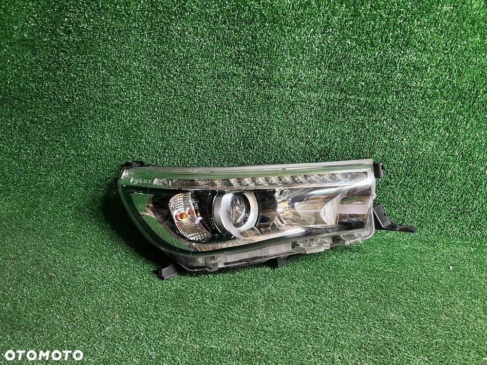 REFLEKTOR PRAWY TOYOTA HILUX VIII FULL LED - 1