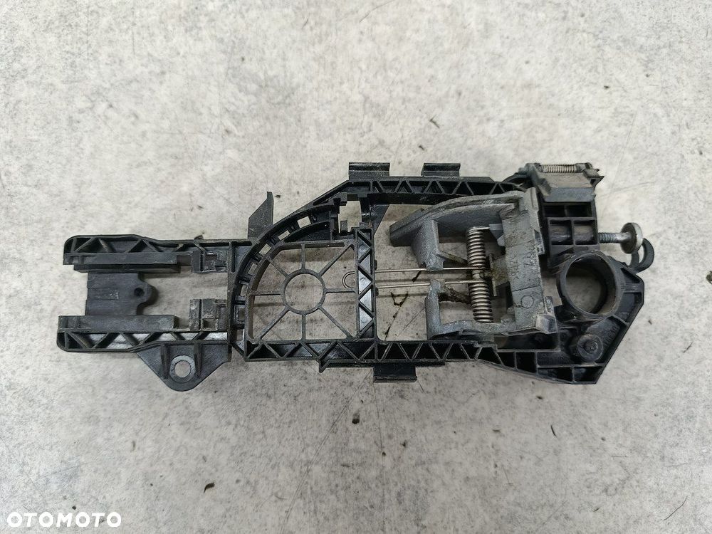 PODSTAWA KLAMKI PRAWY PRZÓD VW PASSAT B6 - 2