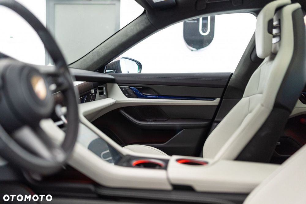Porsche Taycan Turbo S Cross Turismo - 11