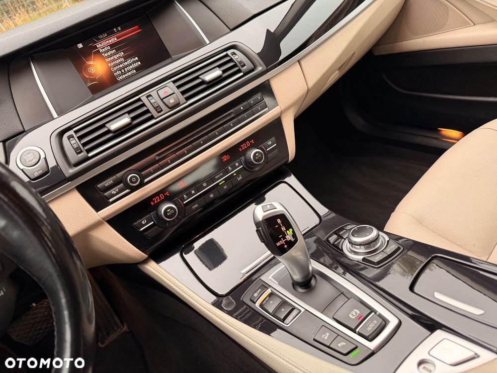 BMW Seria 5 525d xDrive - 13