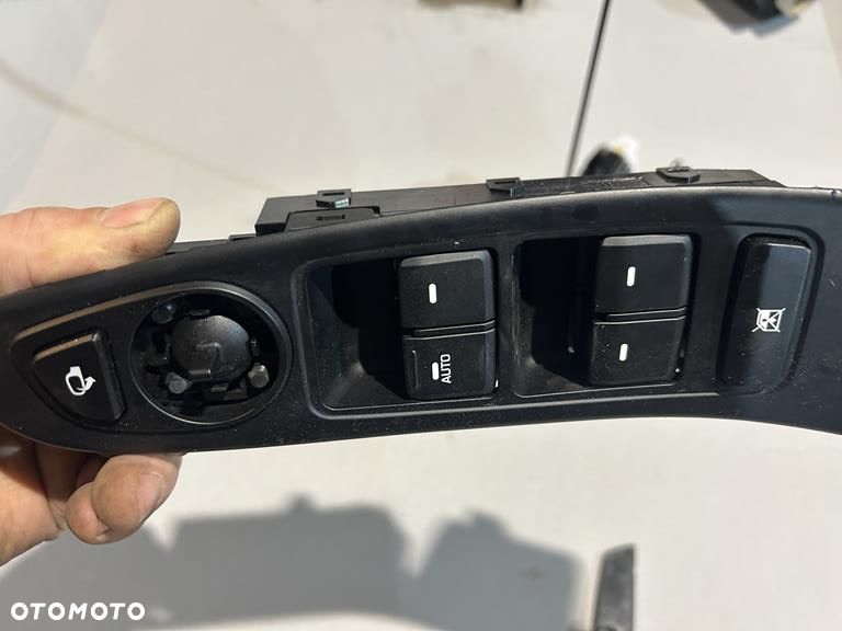przełącznik szyb kierowca Hyundai i20 II 93570-C8121 - 8
