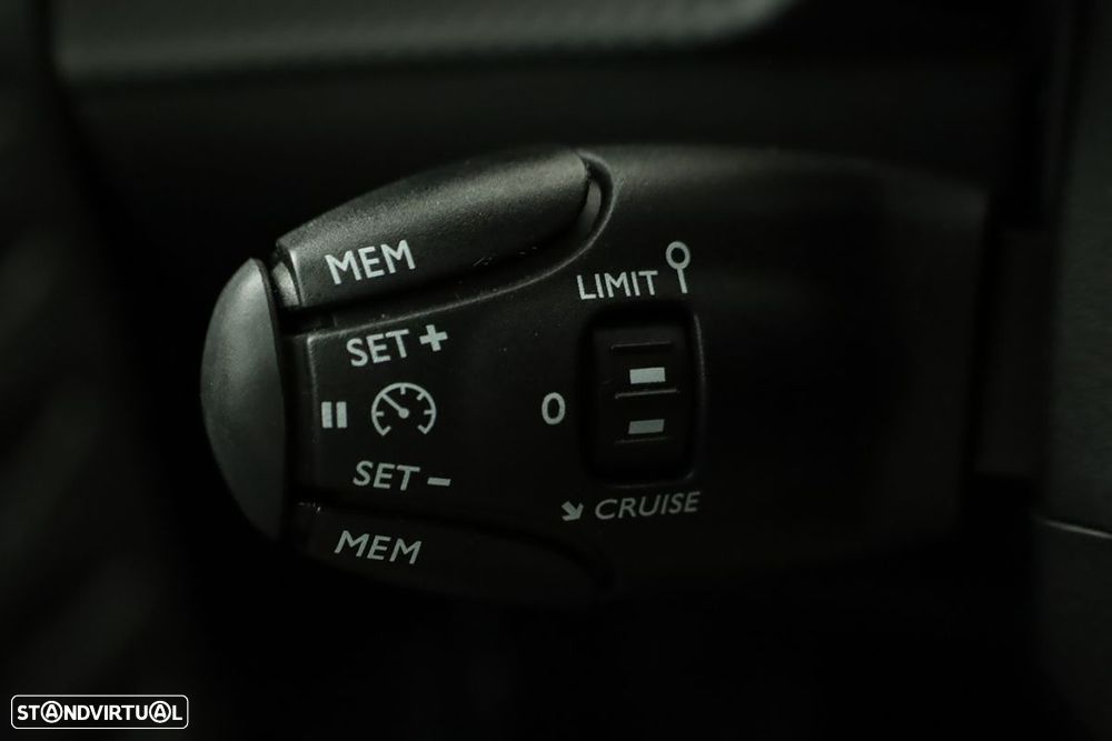 Peugeot 2008 1.2 PureTech Allure EAT8 - 17