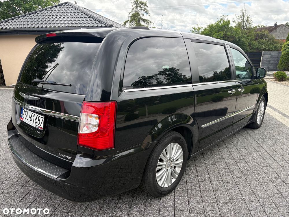 Chrysler Town & Country - 4