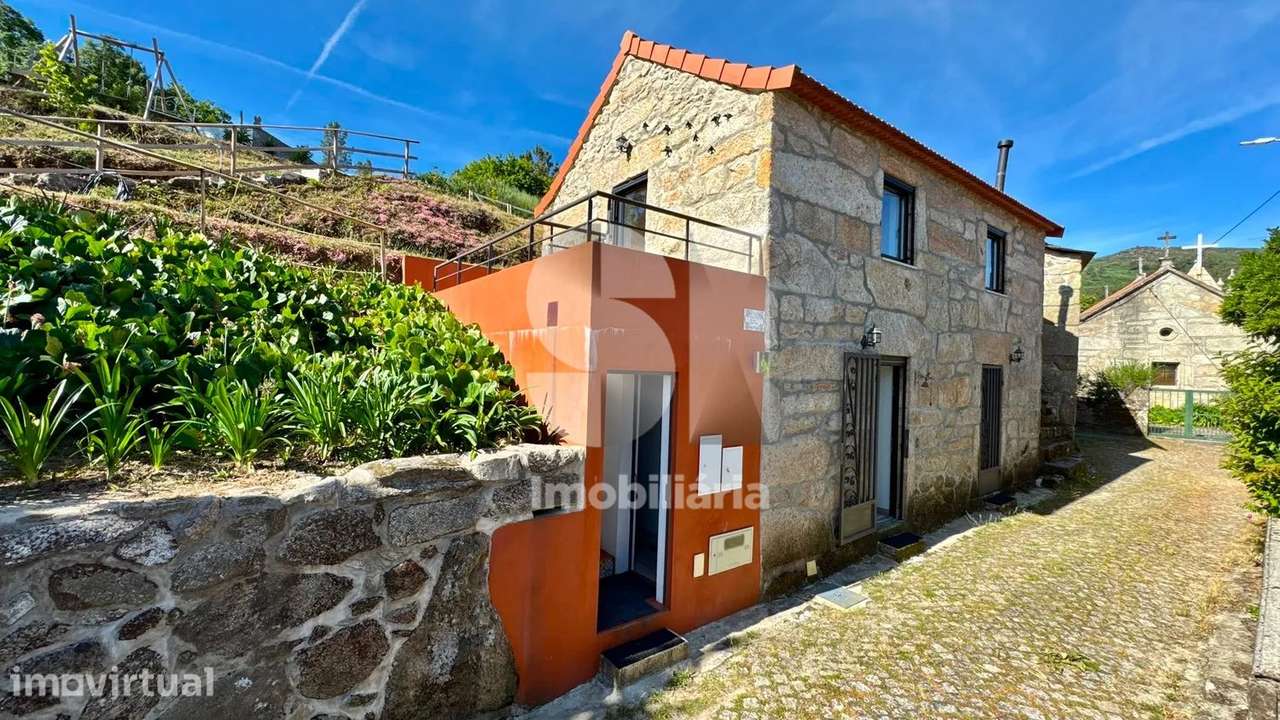 Moradia T2 em Pedra Totalmente Renovada com Terreno e Piscina