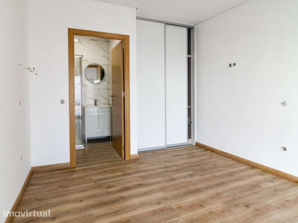 Moradia totalmente remodelada - Grande imagem: 2/25