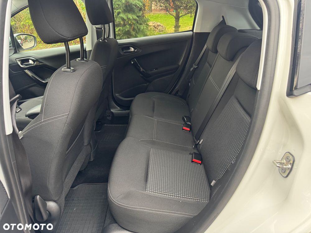 Peugeot 208 - 16