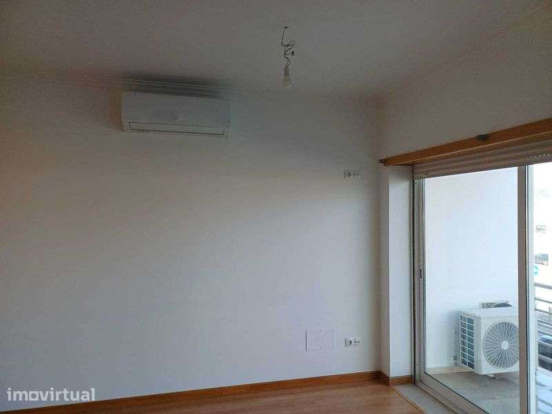 Apartamento T0 C/ Garagem Fórum de Coimbra/Portugal dos Pequenitos - Grande imagem: 4/12