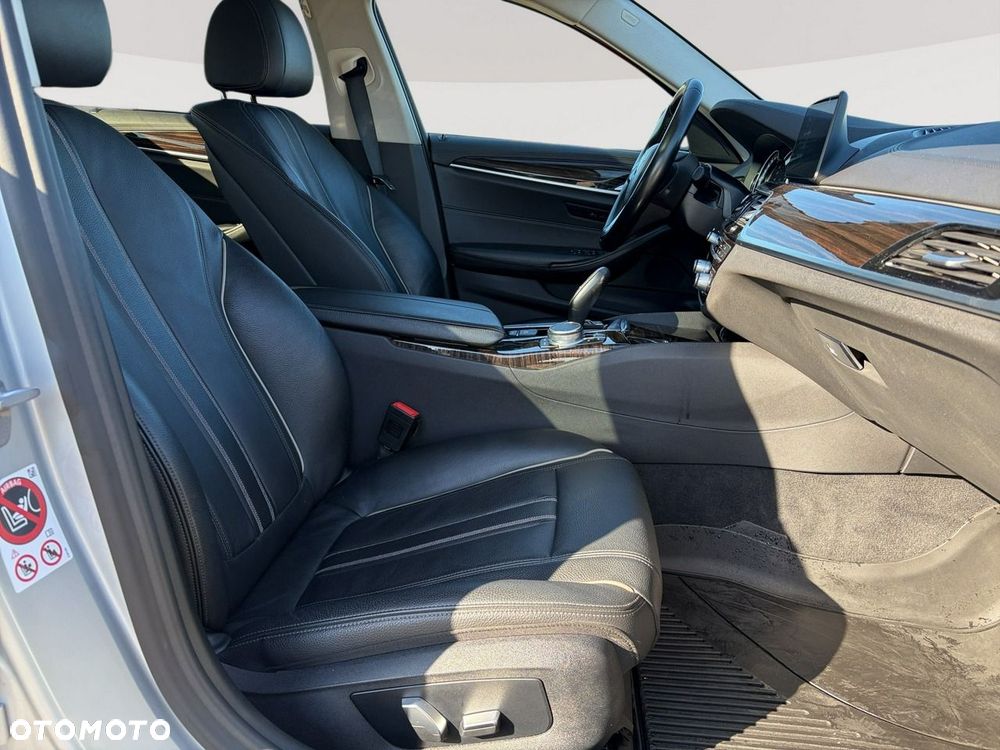 BMW Seria 5 540i xDrive Luxury Line - 31