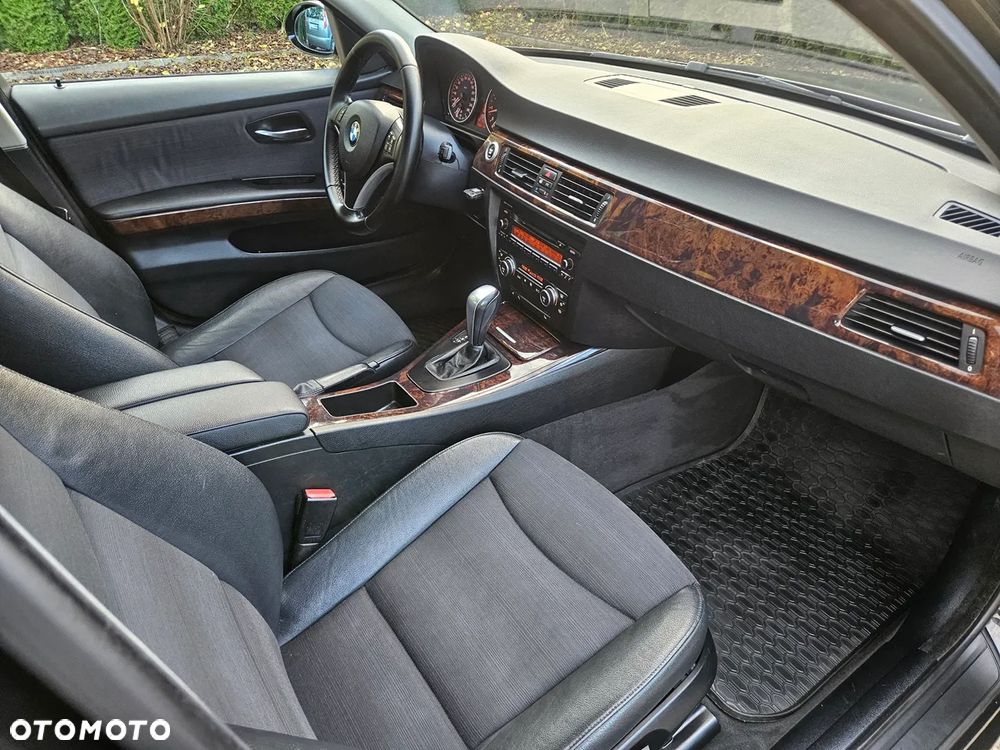 BMW Seria 3 325i Touring - 23