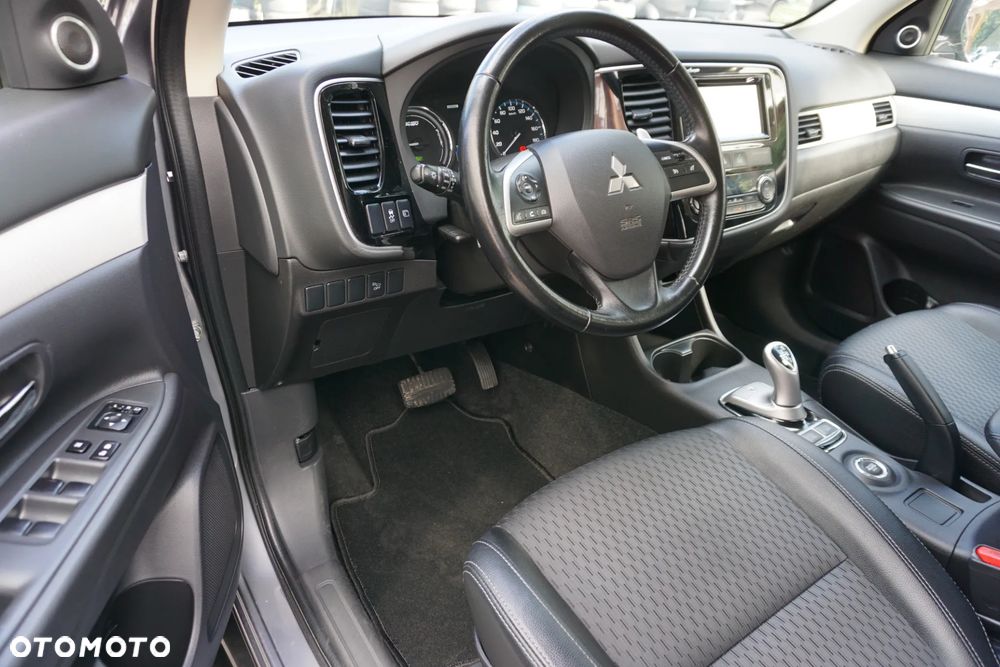 Mitsubishi Outlander Instyle NAVI + - 8