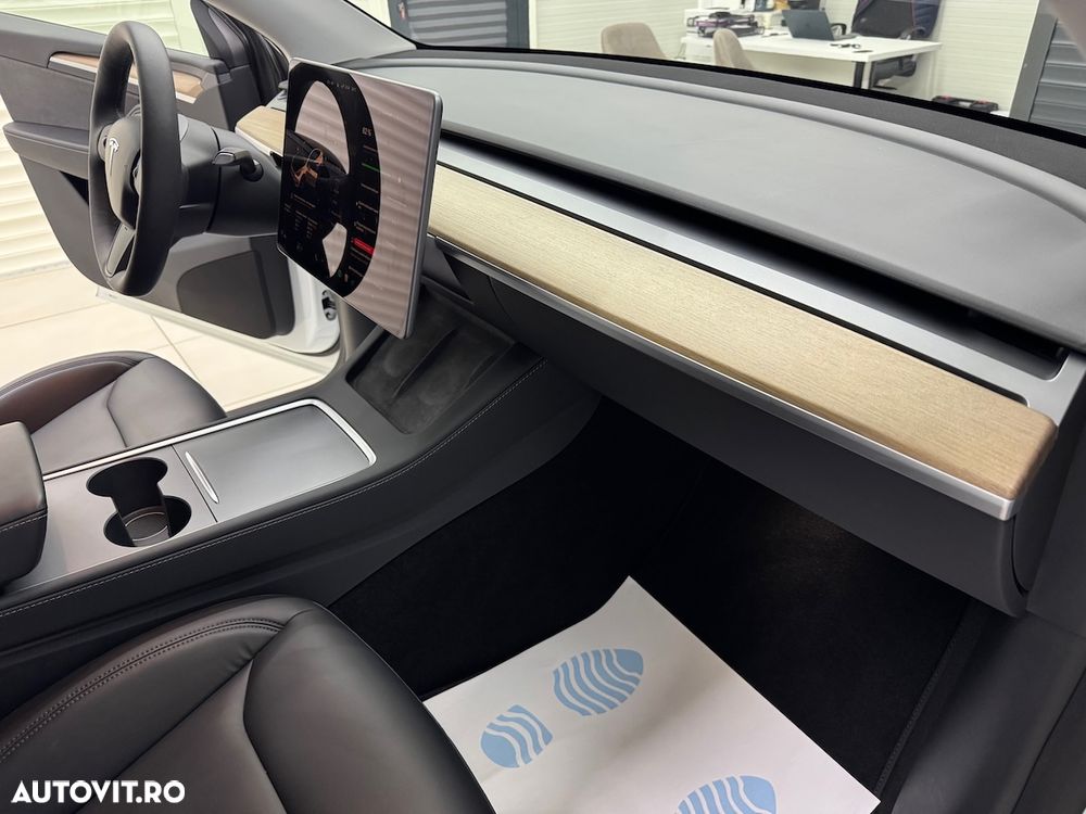 Tesla Model Y - 32