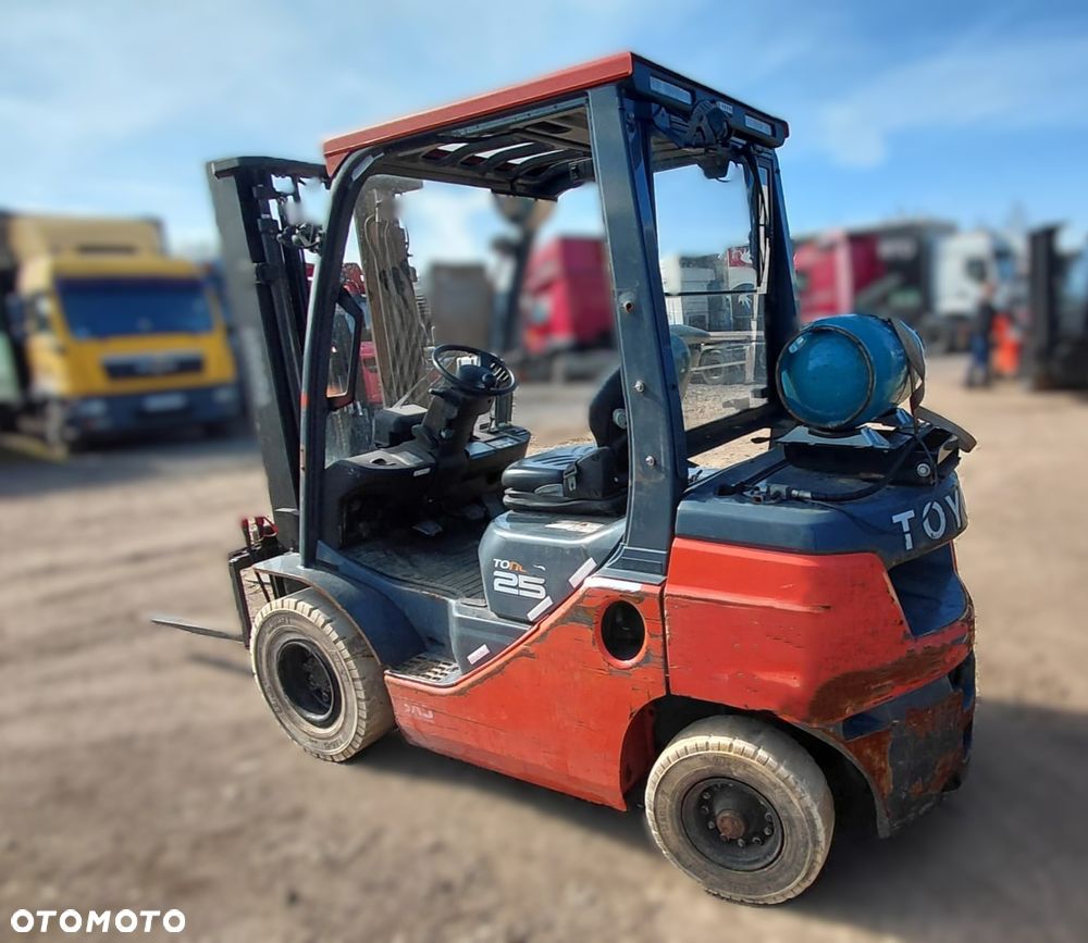 Toyota 8FGF25 GAZ 2.5T UDŻWIG 3.3M - 3