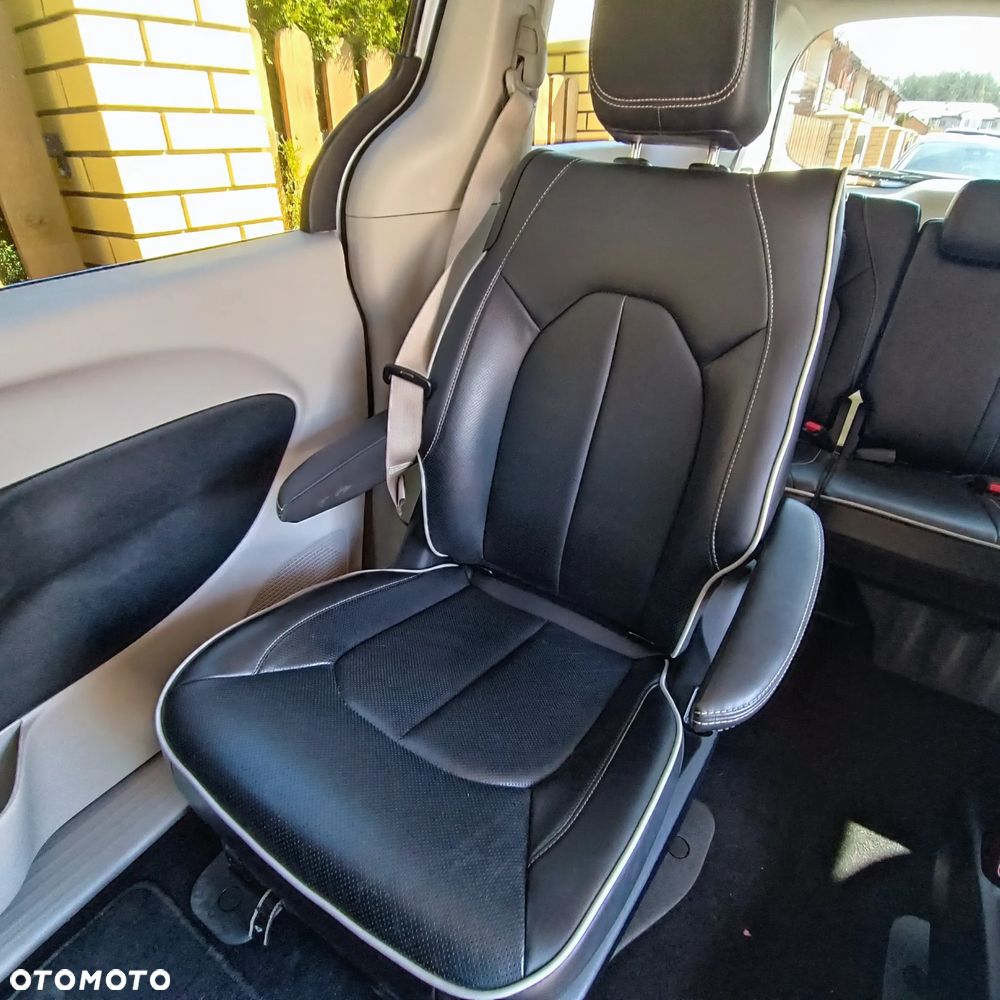 Chrysler Pacifica - 12