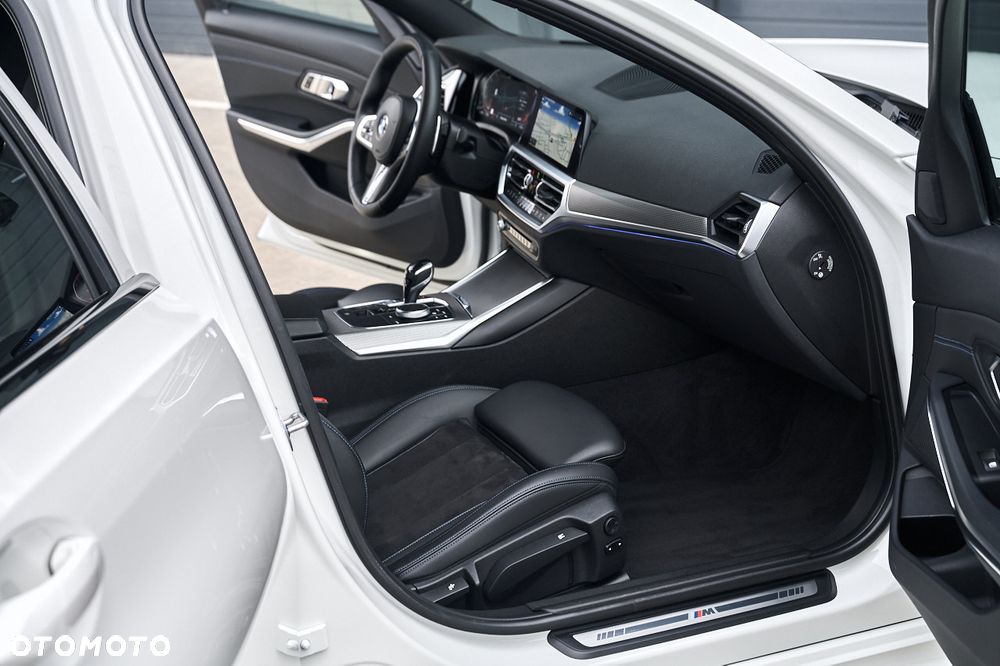BMW 3 Series 2019 photo 4