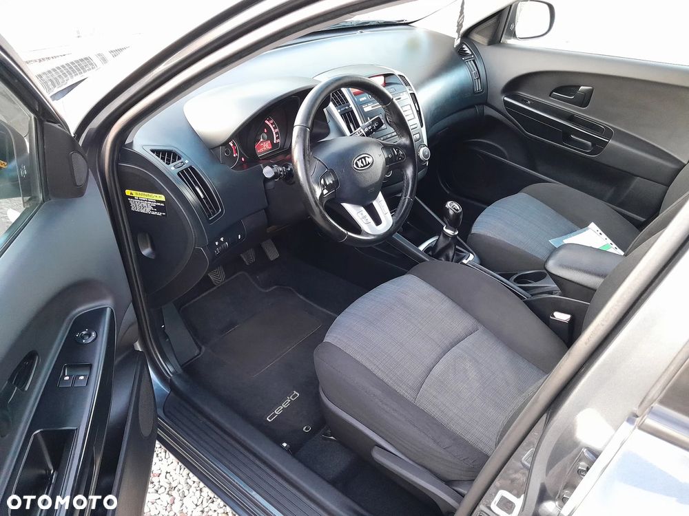 Kia Ceed - 12