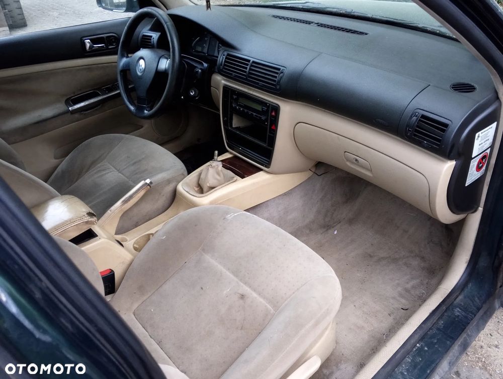 Volkswagen Passat B5 (przed Lift) (97-00r.) 1.8 TB R4 20V 150KM. Silnik AEB,   ANB,  APU,  ATW,  AUG Skrzynia DHW,  DVX,  EHV,  EEN,  DHF,  DHY,  DVZ lakier LC6N.Cały na części. GWARANCJA !!! Przód Tył Zestaw Komplet Drzwi Klapa Zderzak Błotnik Maska Grill Atrapa Szyba Pas Lampa Lusterko Boczki Fotel Kanapa Kokpit Deska Rozdzielcza Przełącznik Włącznik Sterownik Przewody Wiązka Instalacja Moduł Komputer Czujnik Listwa Pompa Alternator Wtryski Głowica Rozrusznik Kompresor Sprzęgło Dwumas Silnik Skrzynia ABS Klimatyzacji Paliwa Wspomagania Kolektor Turbina Przepustnica Zawór Chłodnica Koło Hak Belka Sanki Zawieszenie Mcpherson Półoś Amortyzator Wydech Tłumik Zacisk Most - 8