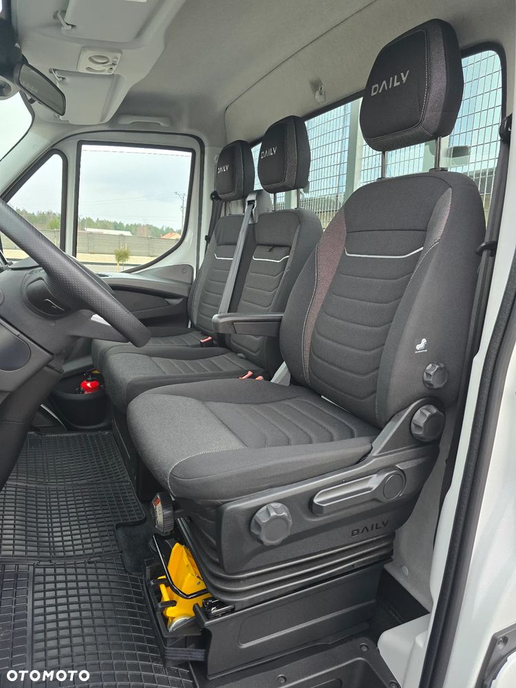Iveco DAILY DAILY 35C18 / 50C18 HI-MATIC 9PALET 4,50cm Długi 850Kg ŁADOWNOŚĆ SALON PL 39 Tyś km STAN NOWY NOWY NOWY NA GWARANCJI TEMPOMAT FOTEL PNEŁMATYCZNY KLIMATYZACJA AUTOMATYCZNA LEDY BLOKADA MOSTU HAK FABRYCZNY - 33