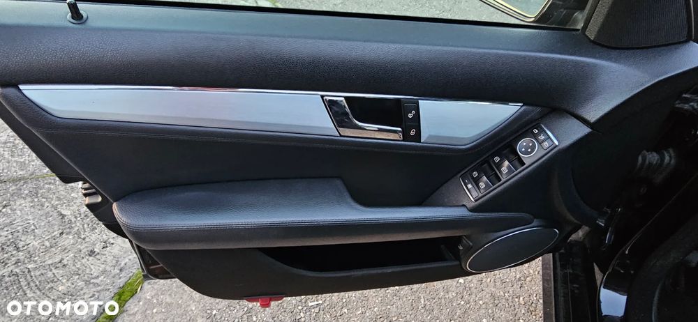 Mercedes-Benz Klasa C 350 CDI DPF 4Matic 7G-TRONIC BlueEFFICIENCY Avantgarde - 16