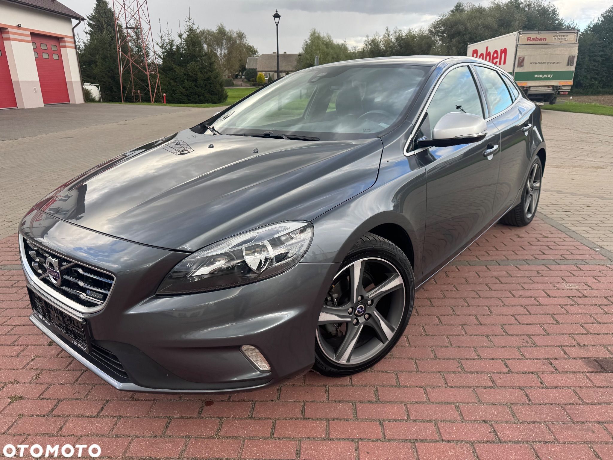 Volvo V40 D2 R-Design - 1