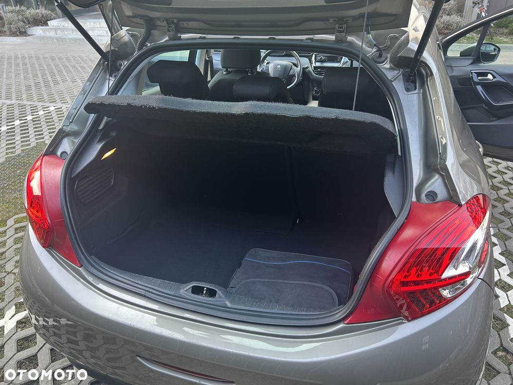 Peugeot 208 - 18