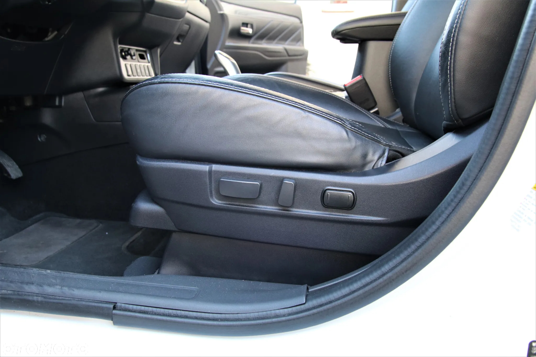 Mitsubishi Outlander 2.0 4WD Plug-In Hybrid - 21
