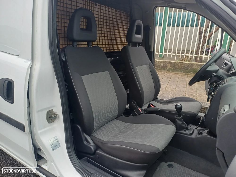 Opel COMBO 1.3 CDTI 75 CV - AR CONDICIONADO - 32