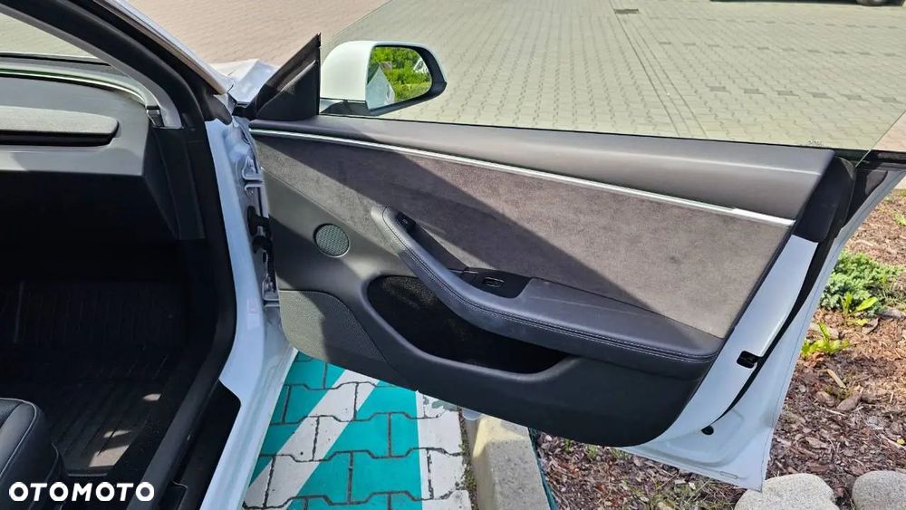 Tesla Model 3 - 8