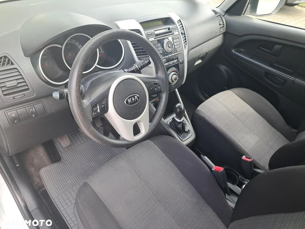 Kia Venga 1.6 L - 8