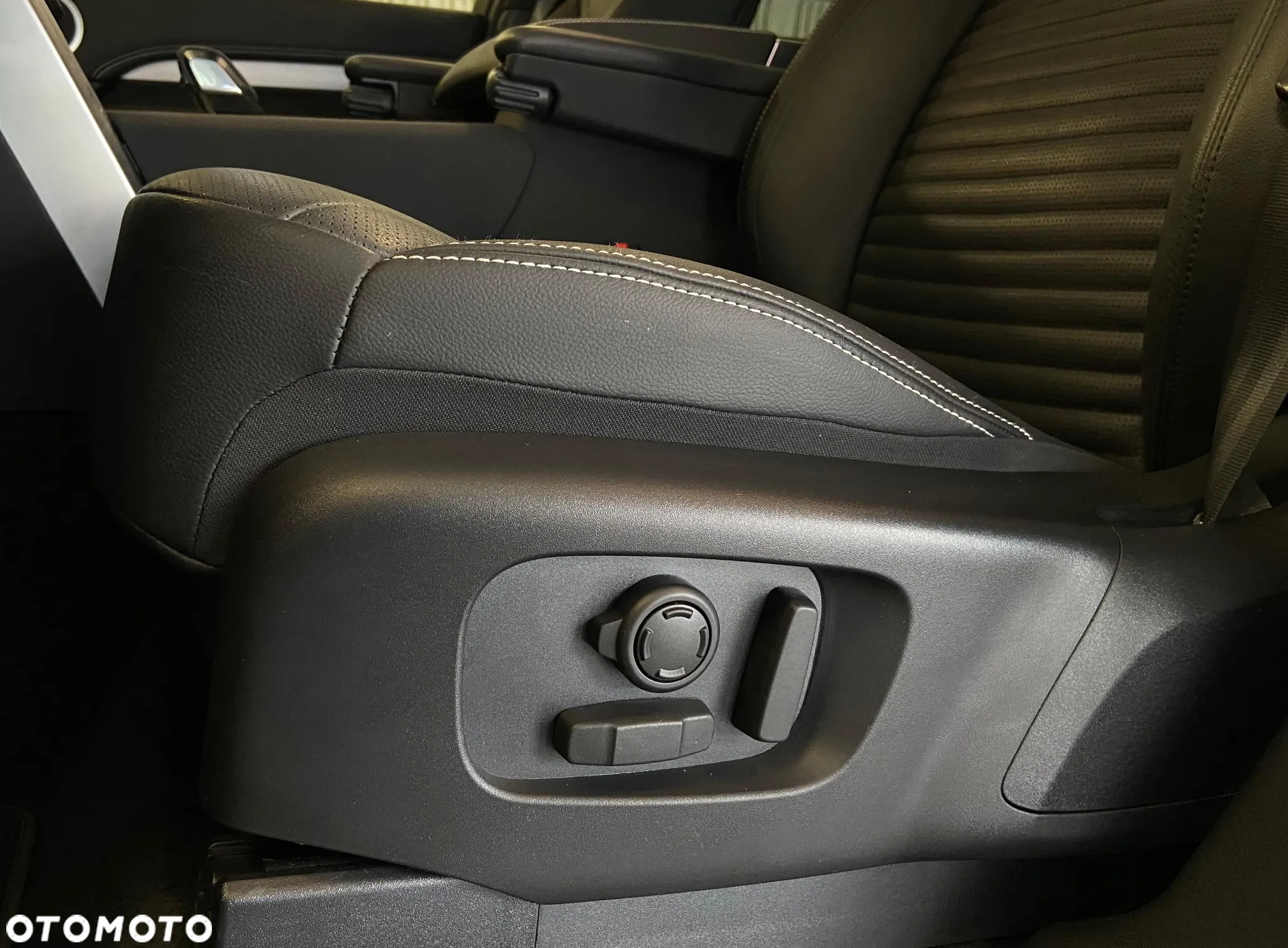 Land Rover Discovery V 2.0 P300 R-Dynamic SE - 11