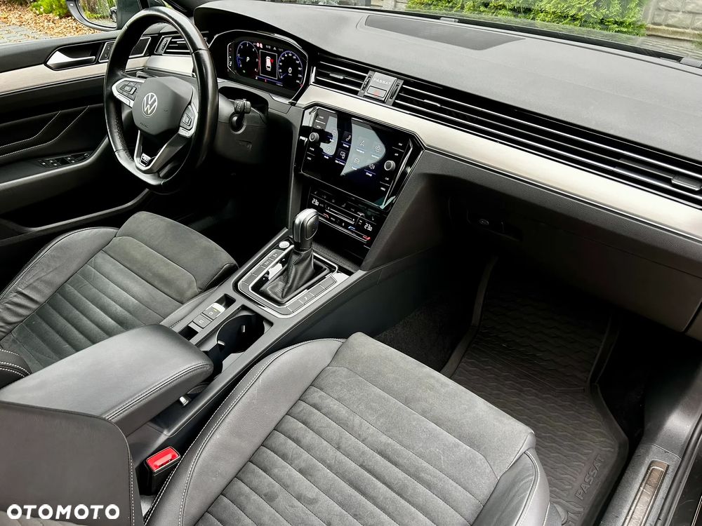 Volkswagen Passat Variant 2.0 TDI SCR DSG 4Motion Elegance - 11