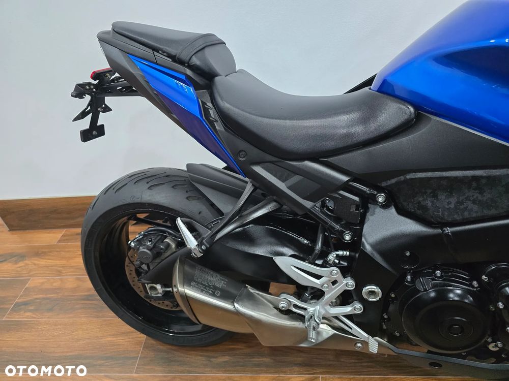 Suzuki GSX - 19