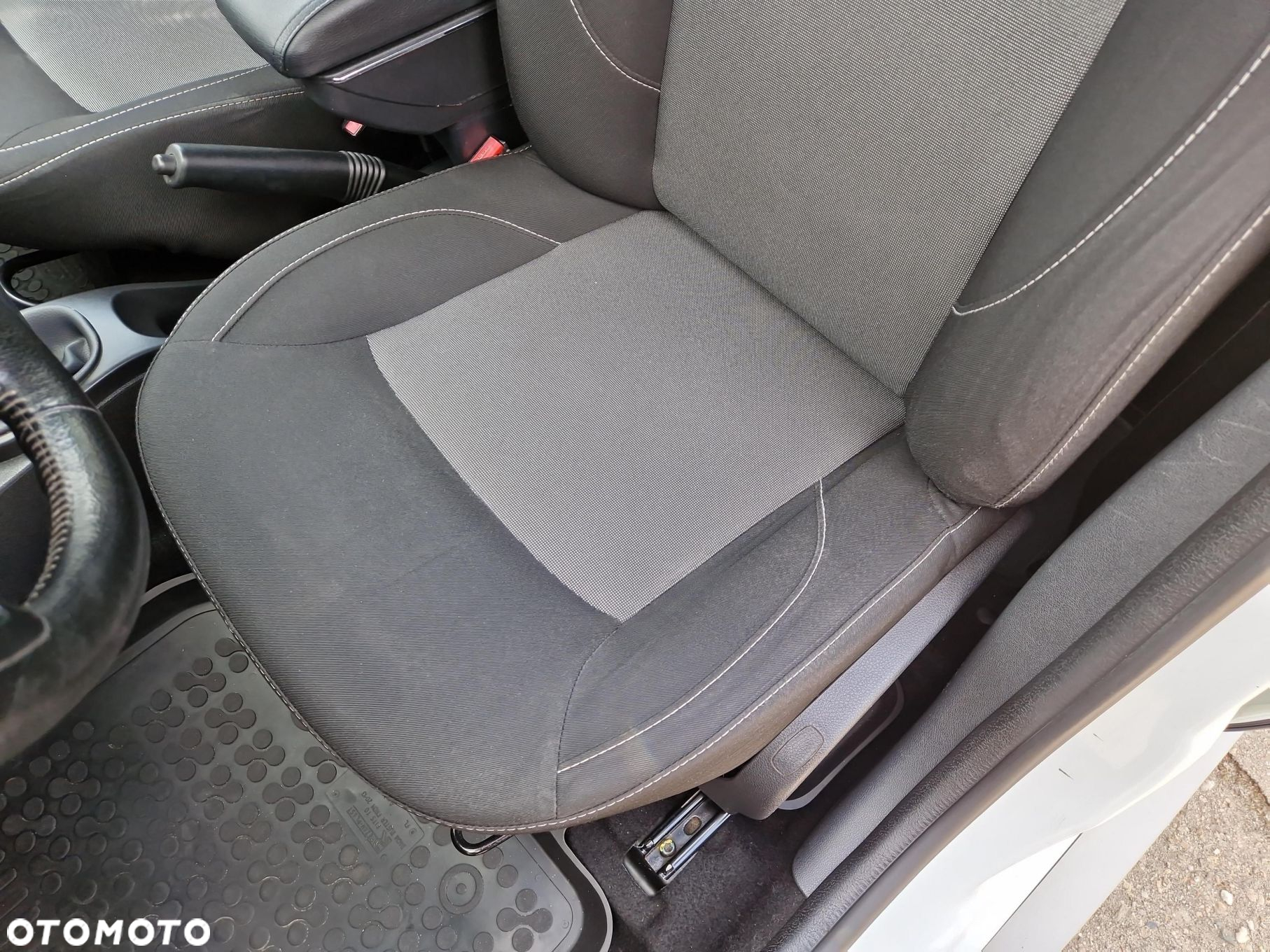 Dacia Duster 1.6 SCe Laureate S&S - 12
