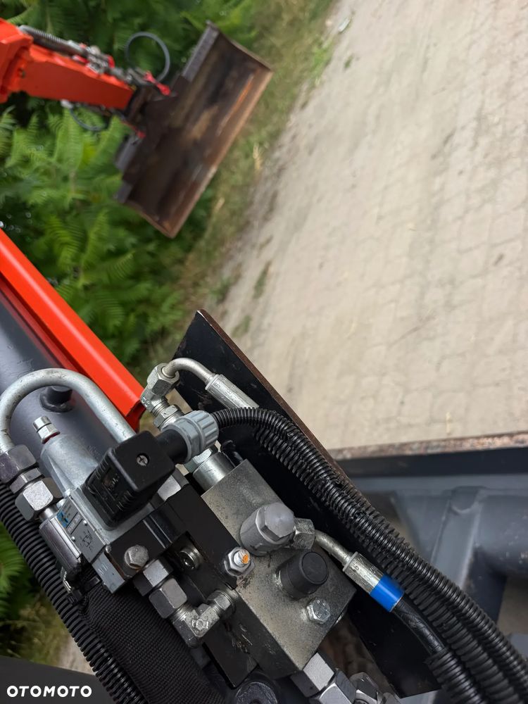 Kubota U27 Minikoparka koparka gąsienicowa 2.8 tony. jak Nówka sztuka z salonu! 2017 rok. 1570mtg. Przywieziona z Gospodarstwa Norweskiego! Zadbana Maszyna ani deka luzów i wycieków. Aktualna Dekra dokumentacja BMWT! Łyżka skarpowa uchylna Hydrauliczna! Szybka wolna jazda. Zamki na tłokach. Wersja Norweska!! OKAZJA Tanio - 35