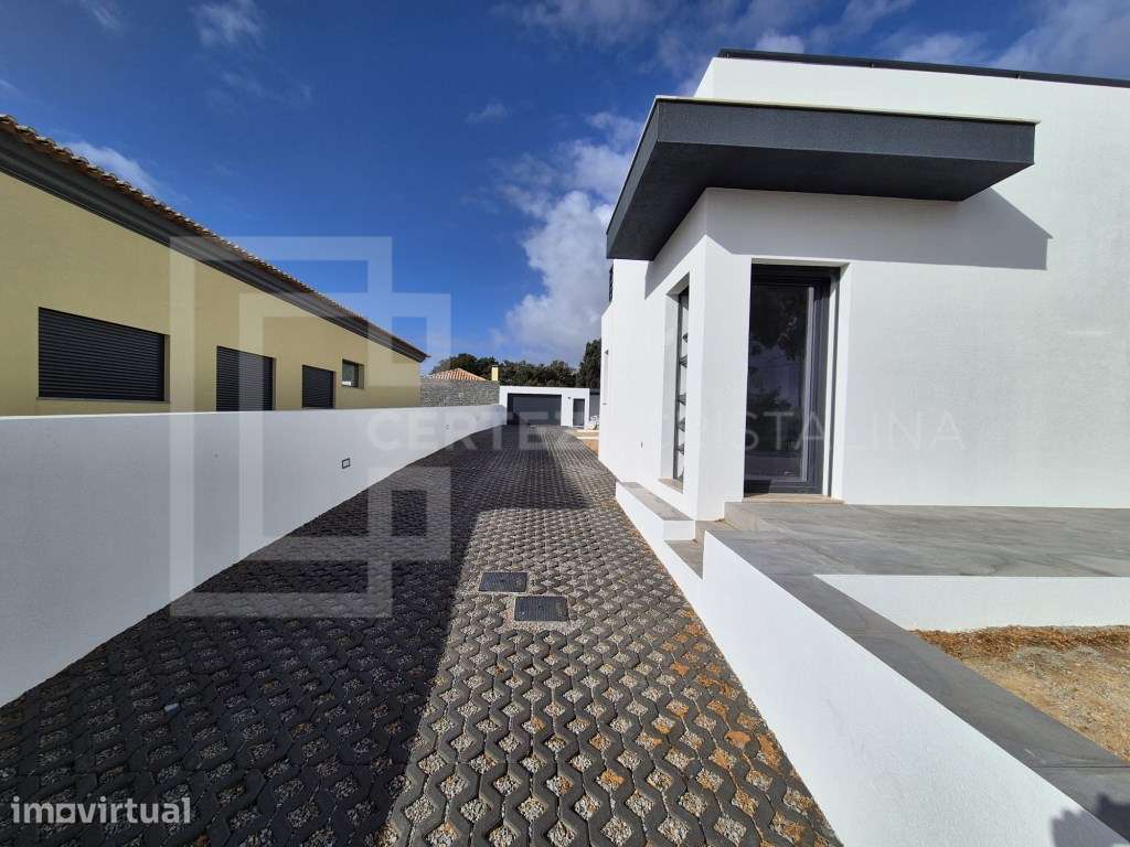 MORADIA CONTEMPORÂNEA COM PISCINA PRIVADA E GARAGEM - Grande imagem: 5/29