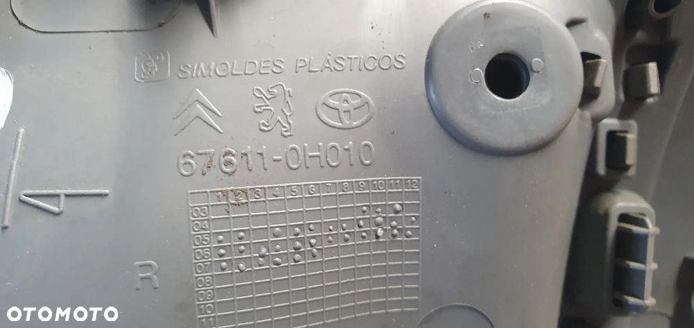 Tapicerka boczek prawy przód przednia prawa Toyota Aygo 67611-0H010 - 4