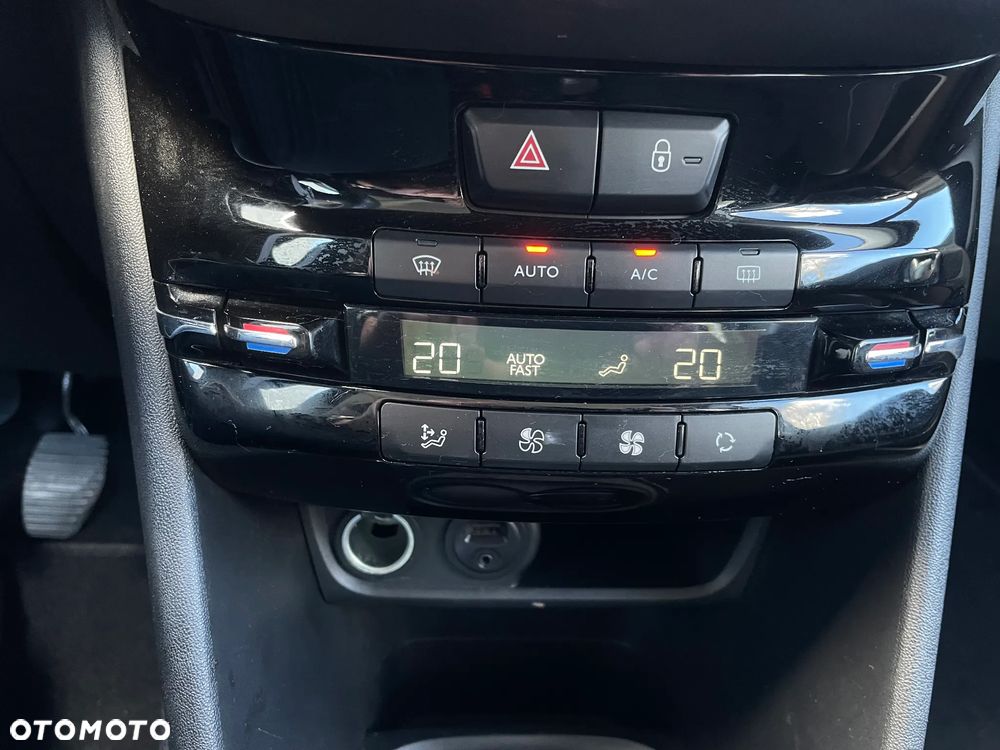 Peugeot 208 1.2 PureTech Allure - 12