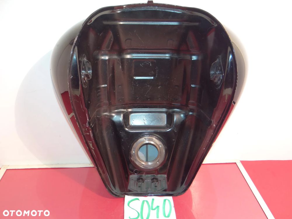 S040 Suzuki VZR 1800 Intruder (06-17) ZBIORNIK PALIWA BAK - 28