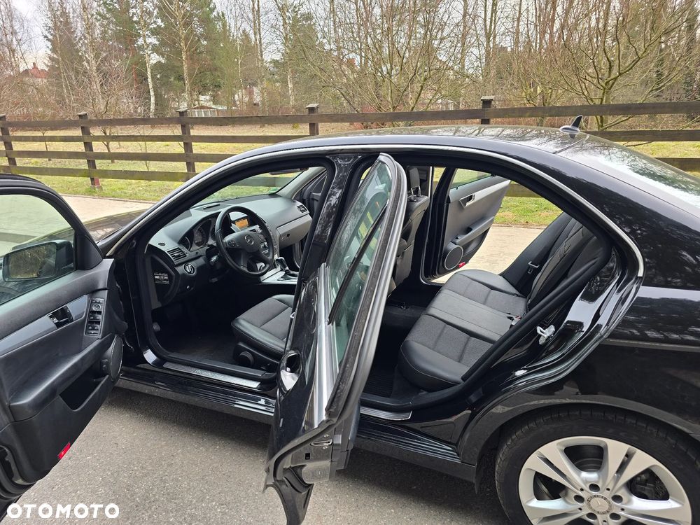 Mercedes-Benz Klasa C 180 CGI Automatik BlueEFFICIENCY Avantgarde - 19