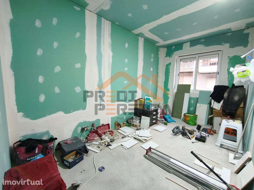 T2+1 em remodelação, com logradouro , situado na Amadora. - Grande imagem: 4/30