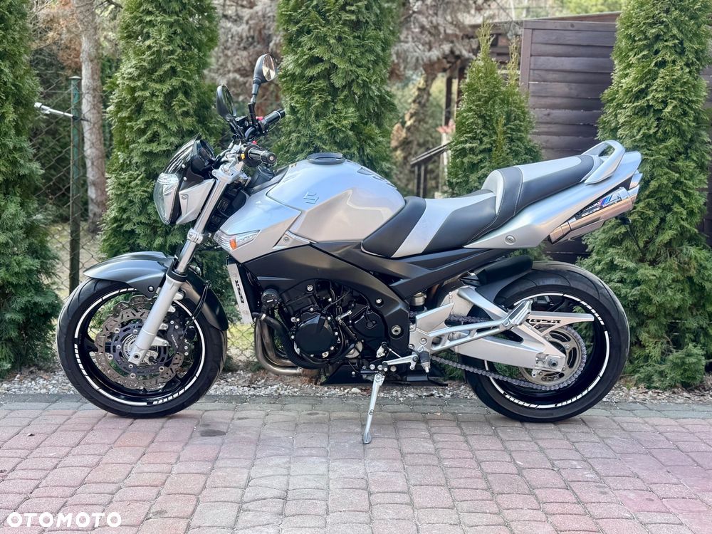 Suzuki GSR - 7