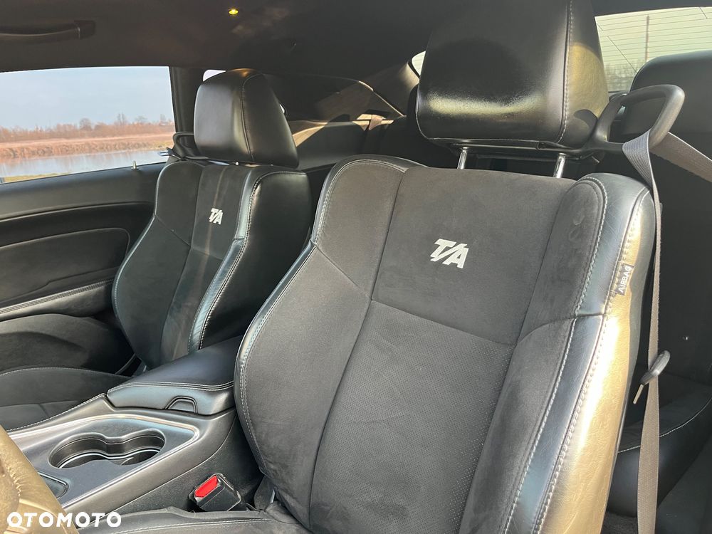 Dodge Challenger - 8