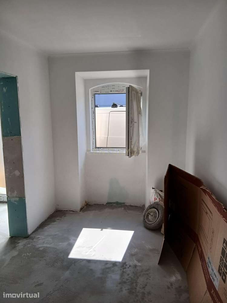 Moradia T2 Renovada em Valada – Conforto e Investimento junto ao Rio T - Grande imagem: 2/13