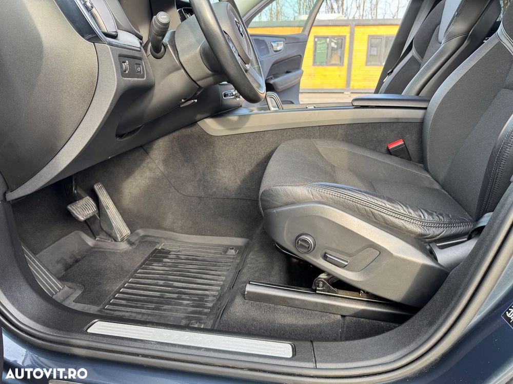 Volvo XC 60 B4 MHEV AWD Momentum Pro - 6