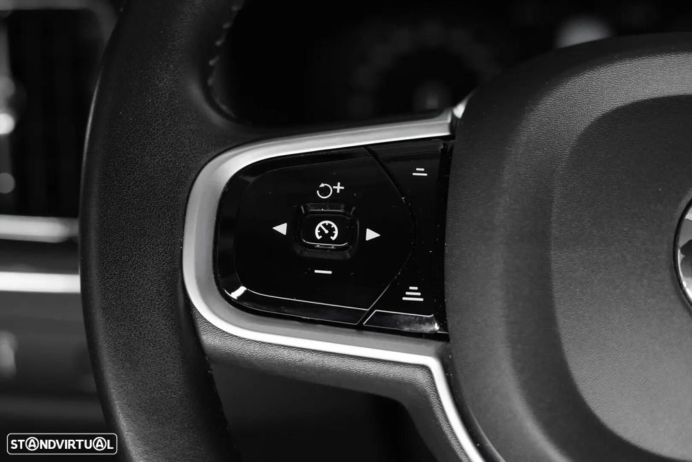Volvo V60 2.0 B4 Momentum Geartronic - 29